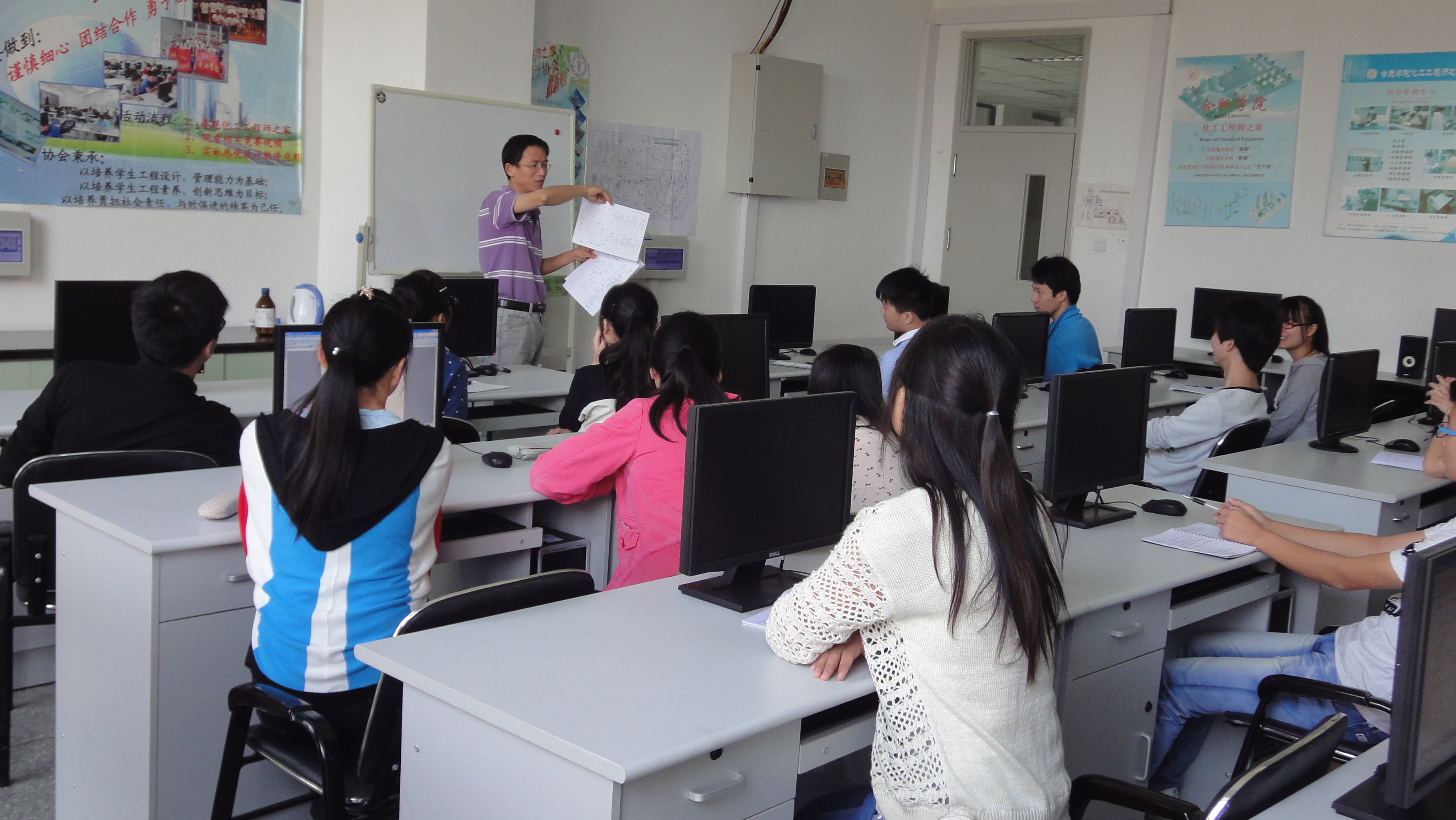 十一国庆期间多名学生驻守化工工程师之家